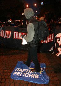 Участники Маршу слави УПА спалили прапор Партії регіонів (фото)