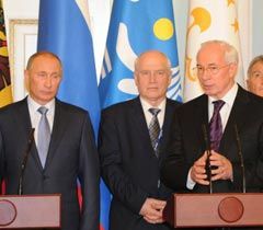 Владимир Путин и Николай Азаров перед началом заседания Совета глав правительств государств - участников СНГ