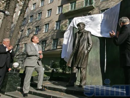 Чрезвычайный и Полномочный Посол Республики Беларусь в Украине Валентин Величко, министр культуры Беларуси Павел Латушко и министр культуры Украины Михаил Кулиняк во время торжественного открытия памятника известному белорусскому писателю и деятелю культуры ХХ в. Владимиру Короткевичу в Киеве