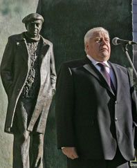 В Киеве открыли памятник белорусскому писателю (добавлены фото)