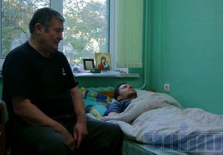 Журналіст газети ”Наше місто” Олександр Влащенко, що став жертвою нападу, і його батько Володимир Влащенко в палаті нейрохірургічного відділення Миколаївської лікарні швидкої допомоги