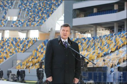Янукович открыл львовский стадион за день до праздника