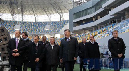 Янукович открыл львовский стадион за день до праздника