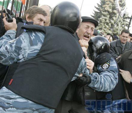 Чорнобильці знесли огорожу біля будівлі ВР - спецназ перегородив шлях