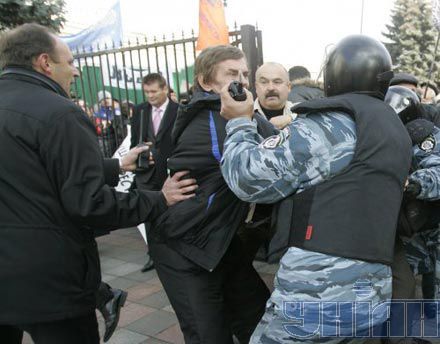 Чорнобильці знесли огорожу біля будівлі ВР - спецназ перегородив шлях