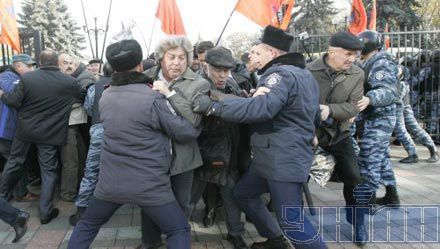 Чорнобильці знесли огорожу біля будівлі ВР - спецназ перегородив шлях