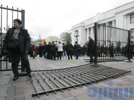 Міліція шукає власника паркана біля Верховної Ради