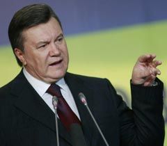 Віктор Янукович виступає під час міжнародних муніципальних слухань.  Київ, 1 листопада 