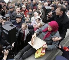 Олег Ляшко выступает перед участниками акции протеста против отмены льгот чернобыльцам. Киев, 2 ноября