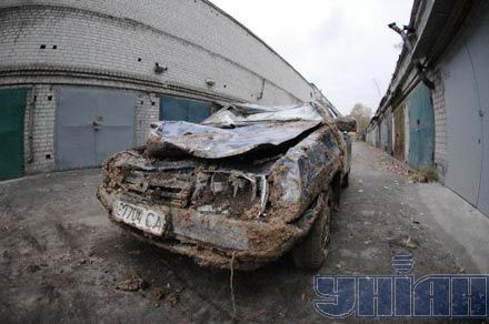 В Днепропетровске оползень разрушил 14 гаражей (фото)