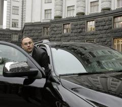 Владислав Каськів сідає в автомобіль біля будівлі Кабміну. Київ, 2 листопада 