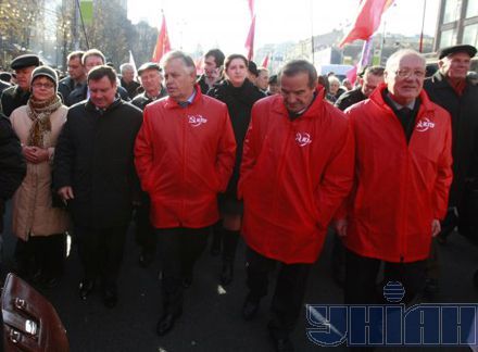 Праздник Октября: власть потакала правонарушителям, Симоненко делал вид, что не имеет к ней отношения

