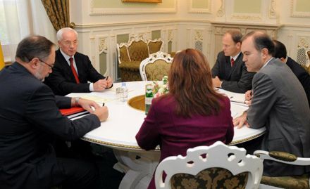 Азаров выложил в Facebook фотографии с переговоров - «ради правды»