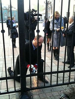 Парубій «болгаркою» спилює паркан біля Верховної Ради 
