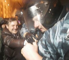 Сторонники оппозиции пытаются прорвать кордон милиции во время акции на Майдане. Киеве, 22 ноября