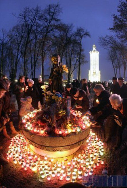 Поминання Голодомору: на Печерських пагорбах плакали, молилися і запалювали свічки...