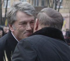 Виктор Ющенко и Леонид Кучма приветствуют друг друга во время церемонии памяти жертв голодоморов в Украине. Киев, 26 ноября