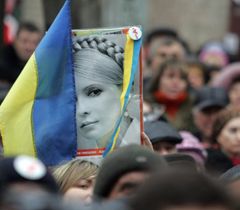 Сторонники Юлии Тимошенко во время акции «Цветок для Юли» под стенами Лукьяновского СИЗО. Киев, 27 ноября