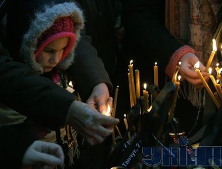 Поминання Голодомору: на Печерських пагорбах плакали, молилися і запалювали свічки...
