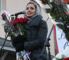 Евгения Карр выступает в день рождения своей матери под стенами Лукьяновского СИЗО. Киев, 27 ноября