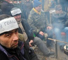 Чернобыльцы греют воду в чайнике на костре в Донецке. 28 ноября