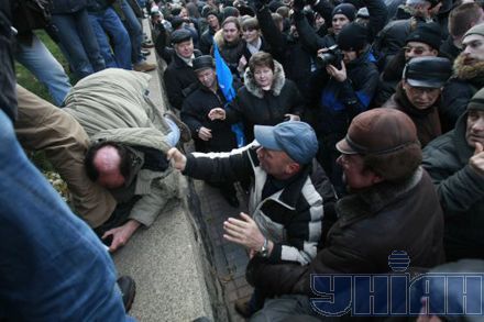 У сутичці з «Беркутом» під Кабміном втратив свідомість чорнобилець з Харкова