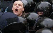 Нардеп водил «хороводы» с Беркутом на Майдане