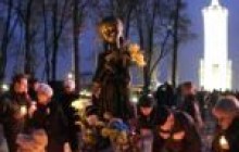 Поминание Голодомора: на Печерских холмах плакали, молились и зажигали свечи…