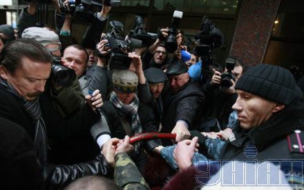 Суд над Тимошенко: у черговій серії - БЮТ б'ється з Беркутом, судді викликають швидку (репортаж)
