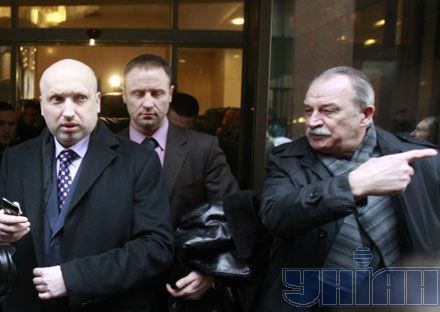 Суд над Тимошенко: у черговій серії - БЮТ б'ється з Беркутом, судді викликають швидку (репортаж)
