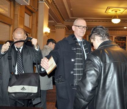 На вході в донецьку оперу обшукали генконсула ФРН. Фото з сайту ”Остров”