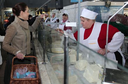 Королевська: Азаров судить про економіку за цінами в буфеті Кабміну