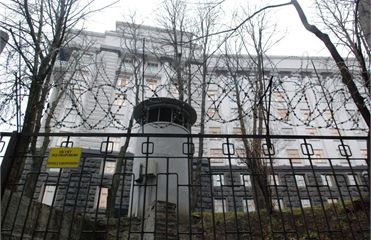 В Кабміні присягаються, що колючий дріт на паркані з'явився ще років 10 тому