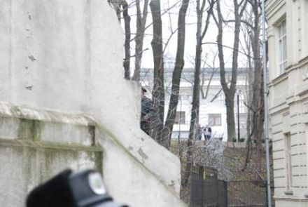 В Кабміні присягаються, що колючий дріт на паркані з'явився ще років 10 тому