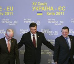 Герман ван Ромпей, Виктор Янукович и Жозе Мануэль Баррозу перед началом XV Саммита Украина - ЕС. Киев, 19 декабря