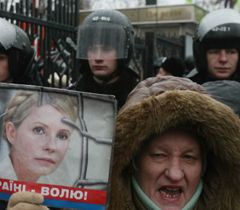Прихильники Юлії Тимошенко під час мітингу біля воріт Апеляційного суду. Київ, 20 грудня 