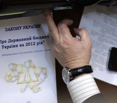 Проэкт Закона «О Государственном бюджете Украины на 2012 год» на рабочем месте одного из нардепов. Киев, 22 декабря