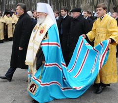Митрополит Одесский и Измаильский Агафангел и Виктор Янукович перед началом молебна. Киев, 23 декабря