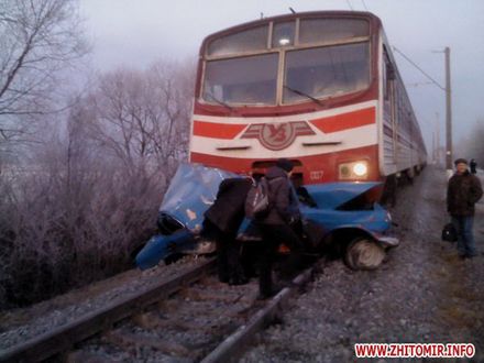 Электричка Житомир-Киев врезалась в заглохшую на переезде Волгу (фото)