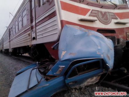 Электричка Житомир-Киев врезалась в заглохшую на переезде Волгу (фото)