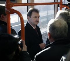 Александр Попов во время презентации экспериментального вагона скоростного трамвая в Киеве. 28 декабря