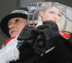 Стороница Юлии Тимошенко во время митинга у Качановской исправительной колонии № 54 в Харькове. 5 января
