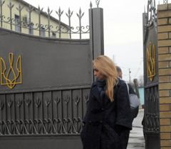 Євгенія Тимошенко-Карр біля воріт Качанівської виправної колонії № 54 у Харкові. 6 січня