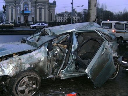 В центре Донецка перевернулось авто: есть жертвы (добавлены фото)