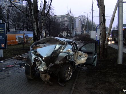 У центрі Донецька перекинувся автомобіль: є жертви (додані фото)