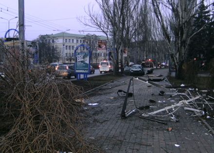 У центрі Донецька перекинувся автомобіль: є жертви (додані фото)