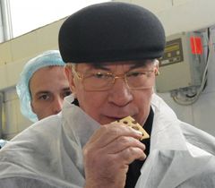 Николай Азаров пробует на камеру украинский сыр: ”России еще нужно постараться, чтобы такой производить”. 