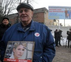 Сторонник Юлии Тимошенко у Качановской исправительной колонии в Харькове. 18 января