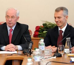 Николай Азаров и Валерий Хорошковский во время представления его коллективу министерства финансов в Киеве. 19 января