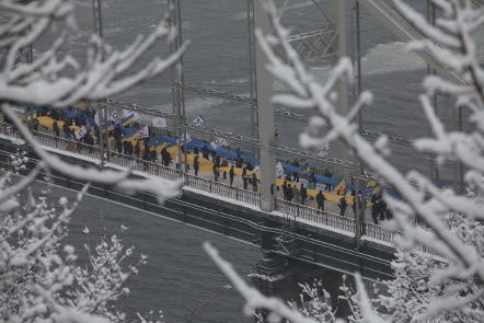 Над Дніпром розгорнули 200-метровий прапор (фото)